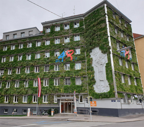 오스트리아 빈의 도심 건물에서 진행 중인 외벽 녹화 사업. 빈 시청은 외벽 녹화 등을 통해 2050년까지 온실가스 배출을 줄이고, 신재생에너지 비율을 높이는 스마트 시티 계획을 추진하고 있다. 서울주택도시공사 제공
