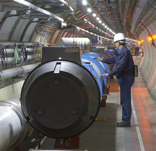 유럽입자물리연구소(CERN)의 엔지니어가 거대강입자충돌기(LHC) 내부 시설을 점검하고 있다. LHC는 2009년 11월 말 세계 최고 출력의 양성자 빔을 처음 발생시킨 뒤 10년 이상 세계에서 가장 강력한 에너지를 발생시키는 충돌기의 지위를 지키고 있다. CERN 제공