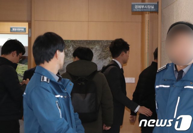 서울중앙지검 관계자들이 8일 오전 8시 50분께 송병기 부시장실에 대한 압수수색에 돌입했다. © 뉴스1