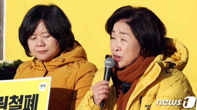 심상정 정의당 대표(오른쪽)이 6일 서울 여의도 국회 본청 앞 패스트트랙 통과를 위한 농성장에서 발언을 하고 있다.© News1