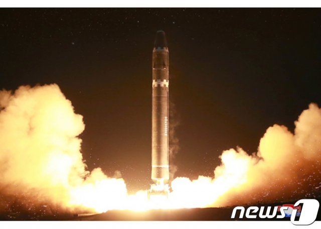 북한이 지난 2017년 11월29일 대륙간탄도미사일(ICBM)급 ‘화성-15형’ 미사일을 발사했다. (노동신문)2017.11.30/뉴스1