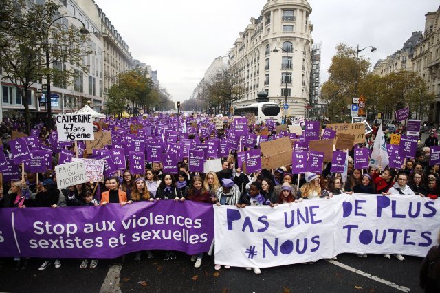 지난달 23일 프랑스 파리에서 여성에게 자행되는 각종 강력 범죄를 규탄하는 반(反) 페미사이드 시위가 열렸다. 참가자들이 남편에게
 살해된 여성들의 이름이 적힌 대형 보라색 플래카드를 들고 행진하고 있다. 이날 파리뿐 아니라 프랑스 30여개 도시에서 관련 
집회가 열렸고 약 15만 명이 참가했다. 파리=AP 뉴시스