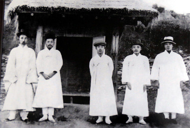 백당 신태윤(왼쪽에서 두 번째)이 1914년 곡성군 삼인동에 초가로 조성한 단군묘. 단군 위패를 모신 직후 봉심(奉審) 의식에 참여한 이들과 함께 촬영한 기념사진이다. 곡성 단군전 제공
