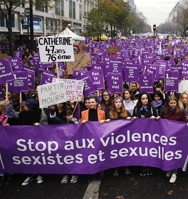 지난달 23일 프랑스 파리에서 여성에게 자행되는 각종 강력 범죄를 규탄하는 반(反)페미사이드 시위가 열렸다. 시위대가 남편에게 살해된 여성들의 이름이 적힌 대형 보라색 플래카드를 들고 행진하고 있다. 파리=AP 뉴시스