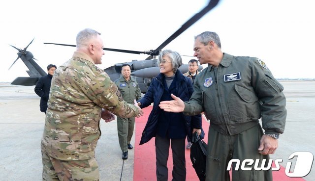 강경화 외교부 장관은 7일 한국 공군작전사령부와 미 7공군사령부가 있는 오산 공군기지를 방문해 양국 장병들을 격려했다. © 뉴스1