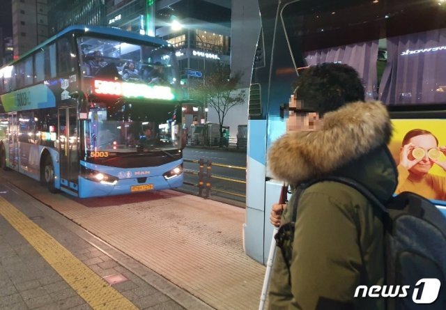 지난 4일 시각장애인 류모씨(34)가 서울 강남역 버스정류장에서 퇴근길 버스를 기다리고 있다. 버스가 한번에 여러 대 오는 경우 타야 할 버스를 알아차릴 수 없는 류씨는 근처 시민에게 도움을 청해 버스에 오를 수 있었다.2019.12.8/뉴스1© News1