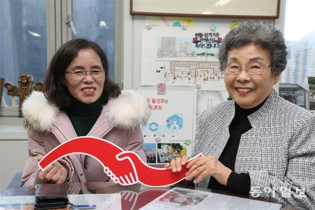 7일 ‘생명의 물결’ 로고를 들고 환하게 웃고 있는 박지원 씨(왼쪽)와 신장 기증자 홍상희 씨. 김동주 기자 zoo@donga.com