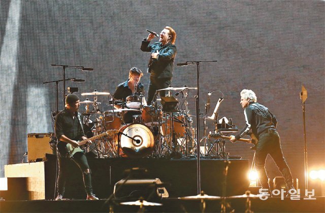 8일 서울 구로구 고척스카이돔에서 밴드 결성 43년 만에 첫 내한 공연을 가진 전설적 록밴드 U2. 무대 뒤에 가로 61m, 세로 14m의 대형 스크린을 설치해 압도적 퍼포먼스를 보여줬다. 송은석 기자 silverstone@donga.com