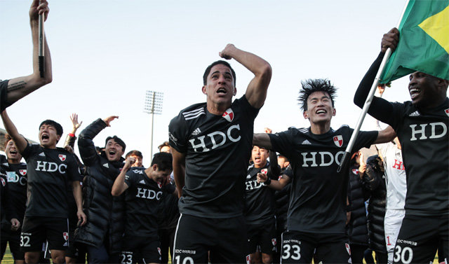 프로축구 부산 선수들이 8일 창원에서 열린 경남과의 승강 플레이오프 2차전 방문경기에서 2-0으로 승리해 내년 K리그1 진출을 확정한 뒤 환호하고 있다. 한국프로축구연맹 제공