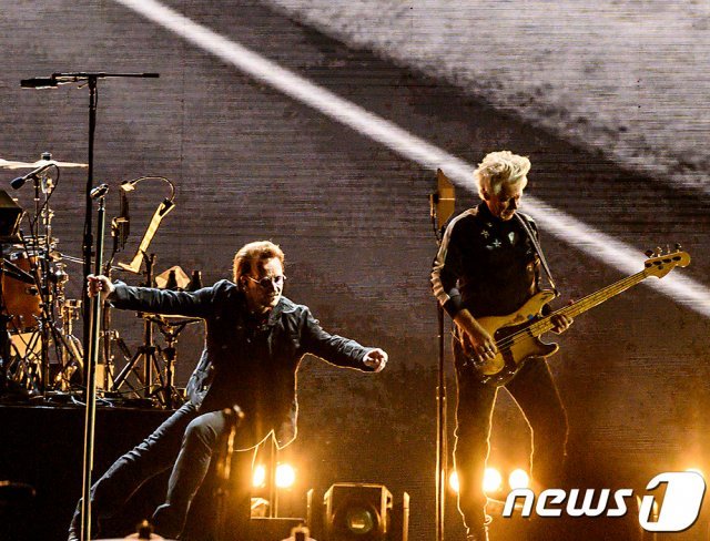 아일랜드 출신의 전설적인 록밴드 U2가 8일 오후 서울 구로구 고척스카이돔에서 첫 번째 내한공연을 갖고 있다. 이는 1976년 밴드 결성 이후 43년 만에 성사된 것으로, 단 1회 공연으로 진행된다. (라이브네이션 코리아 제공)2019.12.8/뉴스1