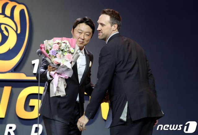 두산베어스 배영수가 9일 오후 서울 삼성동 코엑스에서 열린 2019신한은행 MY CAR KBO골든글러브 시상식에서 골든포토상을 수상한뒤 린드블럼의 축하를 받고 있다.2019.12.9/뉴스1 © News1