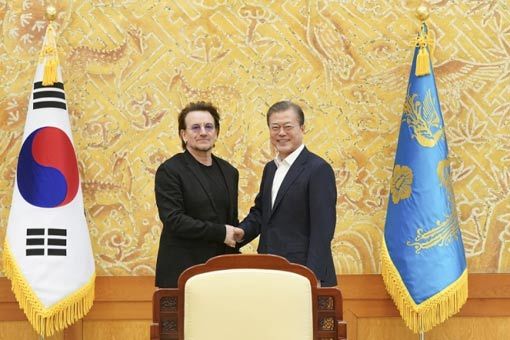 세계적인 록그룹 U2의 보컬 보노(왼쪽)가 9일 청와대에서 문재인 대통령을 만나 악수를 나누고 있다. 사진제공｜청와대