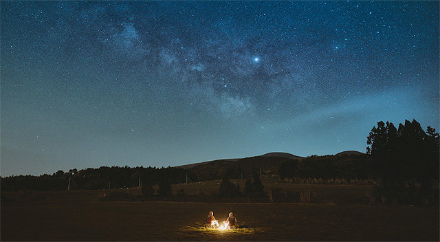 금상… 김한얼 ‘수놓았던 밤’
들판과 인물, 별과 은하수 등 각기 다른 밝기의 대상을 적절한 노출로 촬영해 오묘한 조화를 만들어냈다.