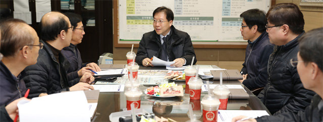 김세용 SH공사 사장(가운데)이 임직원들과 회의하는 모습. 서울주택도시공사 제공