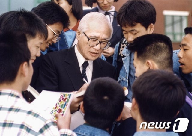 고(故)김우중 전 대우그룹 회장이 젊은이들과 소통하고 있다.© 뉴스1