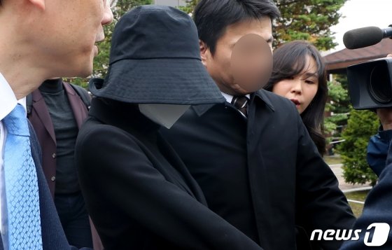 해외에서 마약을 투약 및 밀반입을 시도한 혐의로 기소된 홍정욱 전 한나라당 의원의 딸 홍모 양이 지난달 12일 열린 결심공판에 참석하고 있다. 뉴스1