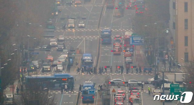 초미세먼지 농도가 나쁨 수준을 보인 10일 오전 서울 광화문네거리에서 뿌연 대기 속 시민들이 출근을 하고 있다. © News1