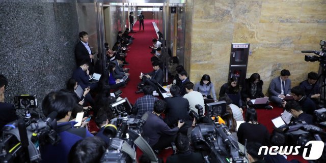 취재진들이 10일 서울 여의도 국회 의장실앞에서 여야3당 원내대표 및 예결위 간사들의 예산안 협상을 취재하기 위해 대기하고 있다. © News1