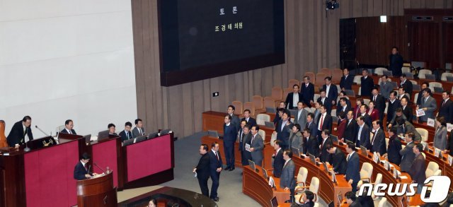 자유한국당의원들이 10일 서울 여의도 국회 본회의장에서 열린 제371회국회(정기회) 제12차 본회의에서 예산안 상정에 대해 항의하고 있다. 2019.12.10/뉴스1 © News1