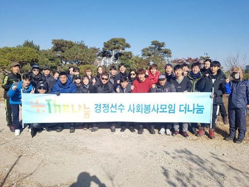 경정 선수 사회봉사모임인 더나눔 회원들이 연탄 봉사활동 후 모여 기념촬영을 하고 있다.
