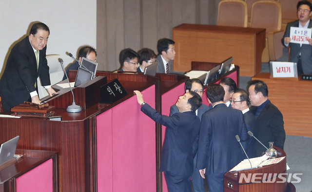 문희상 국회의장이 10일 밤 서울 여의도 국회에서 열린 본회의에서 예산안을 상정하자 심재철 한국당 원내대표를 비롯한 의원들이 항의를 하고 있다. 뉴시스