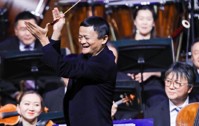 알리바바 창업자 마윈이 8일 중국 허베이성 랑팡에서 열린 중국 필하모닉 오케스트라 공연 무대에 올라 깜짝 지휘를 선보이고 있다. 사진 출처 랑팡시 웨이보