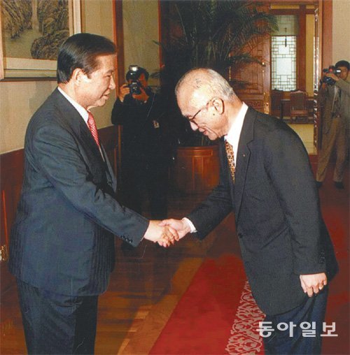 1998년 청와대에서 열린 정재계 간담회에서 김대중 대통령과 악수하는 모습. 동아일보DB