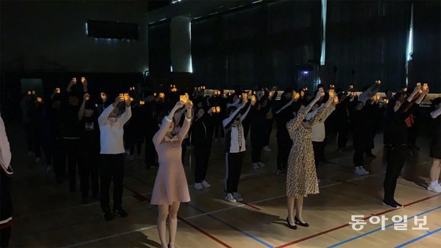 경남 함양군 서상중고교 학생들이 9일 뮤지컬 ‘우리 읍내’ 공연을 마치면서 촛불을 들어 올리며 선생님들에게 고마움을 나타내고 있다. 함양=강정훈 기자 manman@donga.com