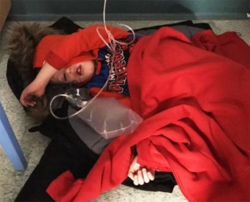 잭 윌리먼트 바 군(4)이 폐렴 증세로 병원에 갔지만 침대가 부족해 병실 바닥에서 자고 있다. 보리스 존슨 영국 총리는 이런 모습이 담긴 사진을 외면해 구설에 올랐다. BBC 홈페이지 캡처