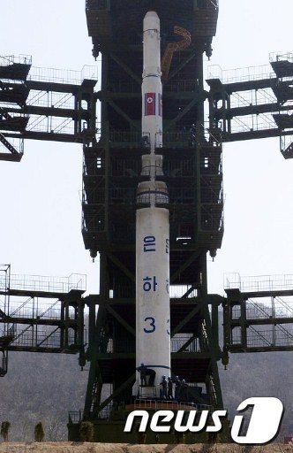 북한의 ‘광명성 3호’ 위성을 운반할 ‘은하 3호’ 로켓이 동창리 발사장에 설치돼 있다. © AFP=News1