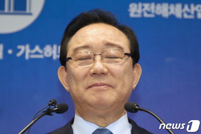 송철호 울산시장이 11일 오전 울산시청 프레스센터에서 울산시 2020년 국가 예산 확보 관련 기자회견 중 청와대 하명수사 의혹과 관련한 취재진의 질문에 답하며 눈을 감고 있다. 2019.12.11/뉴스1 © News1