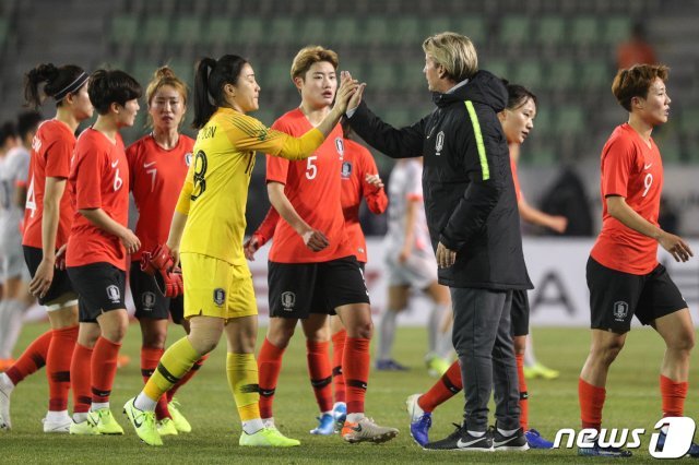 콜린 벨 대한민국 여자축대표팀 감독이 10일 부산 서구 구덕공설운동장에서 열린 2019 동아시아축구연맹 동아시안컵(EAFF E-1) 챔피언십 대회 중국과의 경기를 0대 0 무승부로 마친 뒤 선수들을 격려하고 있다./뉴스1 © News1