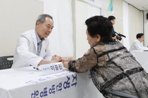 자생한방병원 의료진이 한방 의료봉사에 참여해 지역 노인의 건강을 돌보고 있다. 사진제공｜자생의료재단