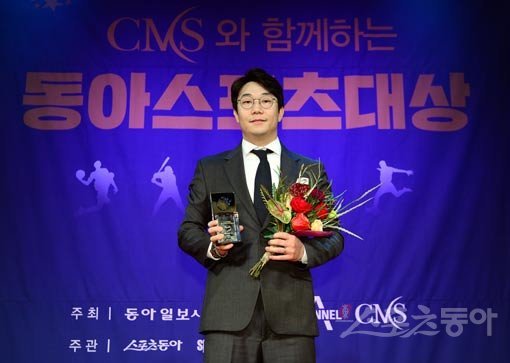 스포츠동아가 동아일보, 채널A, CMS(센트럴메디컬서비스㈜)와 공동으로 주최하고 국내 5대 프로스포츠(프로야구·프로축구·남녀프로농구·남녀프로배구·남녀프로골프) 종목별로 올 한해를 빛낸 최고의 선수를 선정하는‘CMS와 함께하는 2019 동아스포츠대상’시상식이 11일 서울 광화문 포시즌스호텔서울에서 개최됐다. 프로야구 올해의 선수상을 수상한 양현종이 기념촬영을 하고 있다. 김민성 기자 marineboy@donga.com