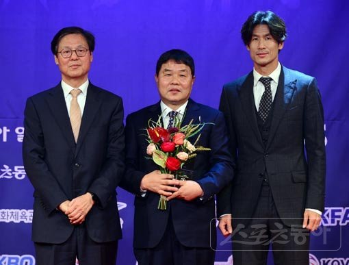 한웅수 한국프로축구연맹 사무총장(시상자), 올해의 선수 김보경의 부친 김상호(대리수상), 2016년 수상자 정조국.