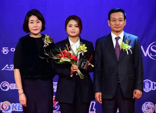 박소영 프로, 올해의 선수 최혜진, 김상열 KLPGA 회장(시상자).