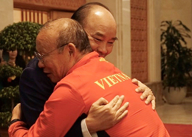 동남아시아경기에서 베트남을 60년 만에 처음 남자 축구 금메달로 이끈 박항서 감독(오른쪽)이 11일 밤 귀국 후 총리관저에서 열린 환영 만찬 행사에 앞서 응우옌쑤언푹 총리와 포옹하고 있다. VN익스프레스 캡처