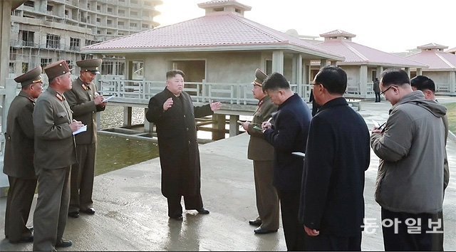 올해 4월 간부들을 대동하고 원산갈마해안관광지구 공사 현장을 시찰하고 있는 북한 김정은 국무위원장(왼쪽에서 네 번째). 동아일보DB