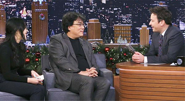 미국 NBC방송의 인기 심야토크쇼 ‘더투나이트쇼’에 출연해 진행자 지미 팰런(오른쪽)과 얘기를 나누고 있는 봉준호 감독(가운데). 왼쪽은 통역. NBC 웹사이트 캡처