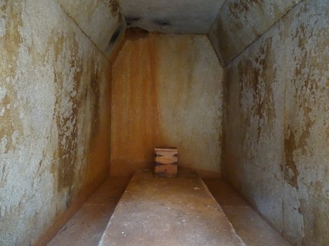 지난해 쌍릉 재발굴 당시 대왕묘 내부. 가장 안쪽에 인골을 담은 나무상자가 놓여 있다. 문화재청 제공