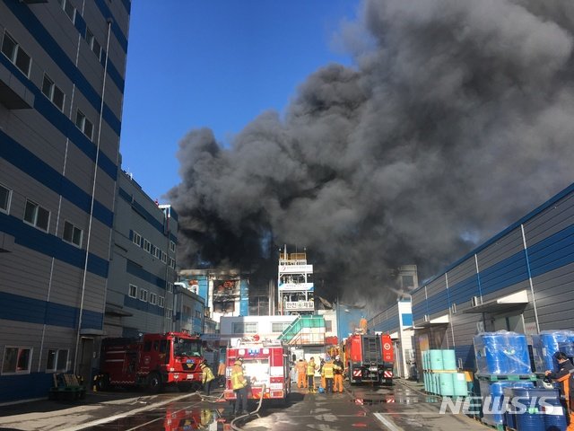 12일 인천의 서구 석남동의 화학물질 제조공장에서 화재가 발생해 6명이 부상했다. 사진=뉴시스(인천소방본부 제공)