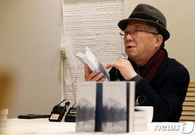 국민 애송시 ‘풀꽃’을 쓴 나태주(74)가 12일 오전 서울 종로구 세종문화회관 지하 내 한 식당에서 열린 50주년 기념 새로운 시집 ‘너와 함께라면 인생도 여행이다’를 출간 기자 간담회에서 책소개 및 인사말을 하고 있다. 2019.12.12/뉴스1 © News1