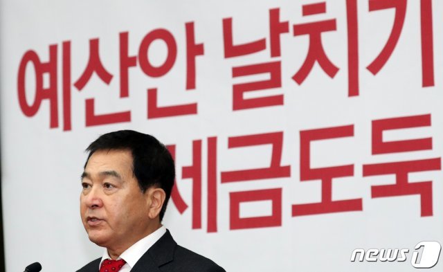 심재철 자유한국당 원내대표가 12일 서울 여의도 국회에서 열린 의원총회에서 발언을 하고 있다. © News1