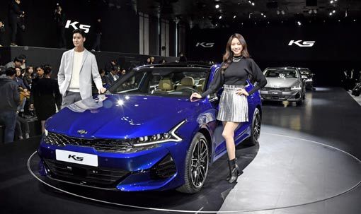 모델들이 기아차의 중형세단인 3세대 K5 옆에서 포즈를 취하고 있다. 3세대 K5는 강렬한 존재감을 보여주는 디자인과 음성 인식 차량 제어 기능 등 첨단 기술이 특징이다. 사진제공｜기아차