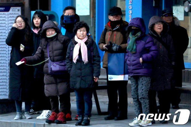버스 기다리는 시민들.© News1