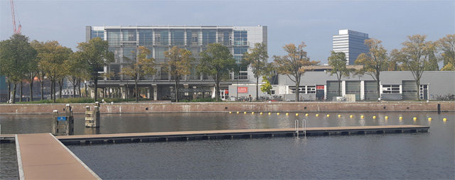 네덜란드 암스테르담 내항에 조성된 다리 ‘보드워크’. 보드워크는 배가 항구에 들어올 때 덩달아 들어오는 오염물질이 내항으로 넘어오는 것을 막는다. 서울주택도시공사 제공