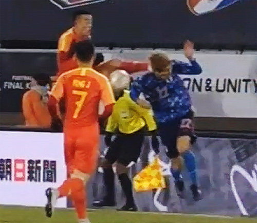 중국 장즈펑(왼쪽 뒤)이 10일 부산 구덕운동장에서 열린 동아시안컵 경기에서 일본의 하시오카 다이키(오른쪽)의 머리를 발로 가격하고 있다. CCTV 중계 화면 캡처