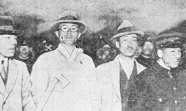 1929년 4월 22일자 동아일보 지면에 실린 최양옥 지사의 모습(왼쪽에서 두 번째). 우편수송차를 습격했다가 체포됐을 당시의 현장 사진이다.