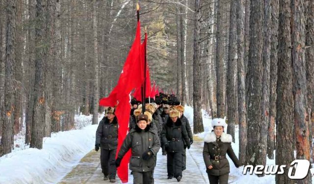 북한 노동당 기관지 노동신문은 14일  “전국 당 선전 일꾼들이 백두산지구 혁명전적지, 혁명사적지들에 대한 답사 행군길을 이어가고 있다”면서 이들이 무포 숙영지, 대홍단지구를 답사했다고 보도했다. (평양 노동신문=뉴스1)