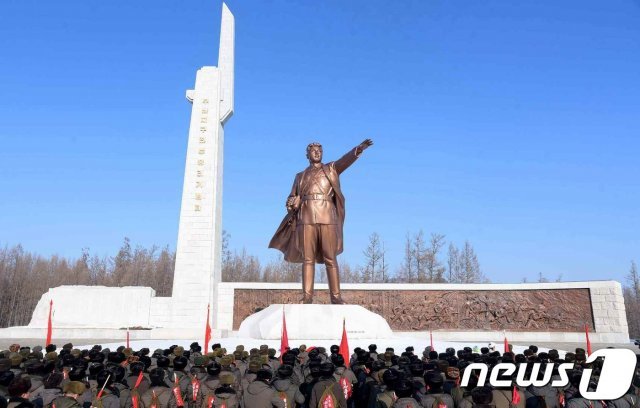 북한 노동당 기관지 노동신문은 14일 “전국 당 선전일꾼들이 백두산지구 혁명전적지, 혁명사적지들에 대한 답사 행군길을 이어가고 있다”면서 이들이 무포 숙영지, 대홍단지구를 답사했다고 보도했다. (평양 노동신문=뉴스1)